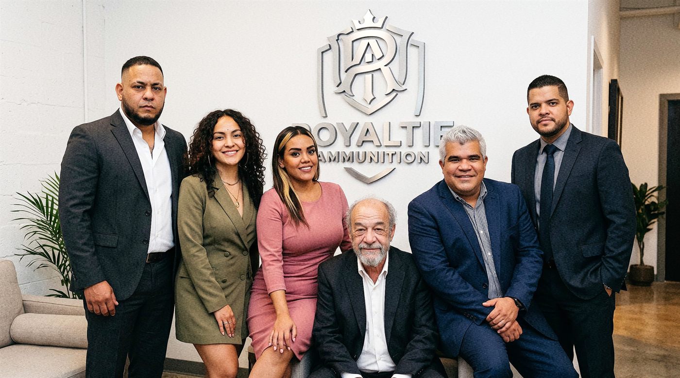 Profesionales de la industria musical frente al logo de Royaltie Ammunition
